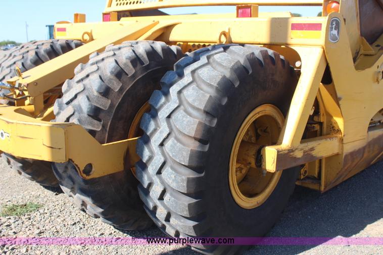 image for item J4476 2005 John Deere 1810E pan scraper