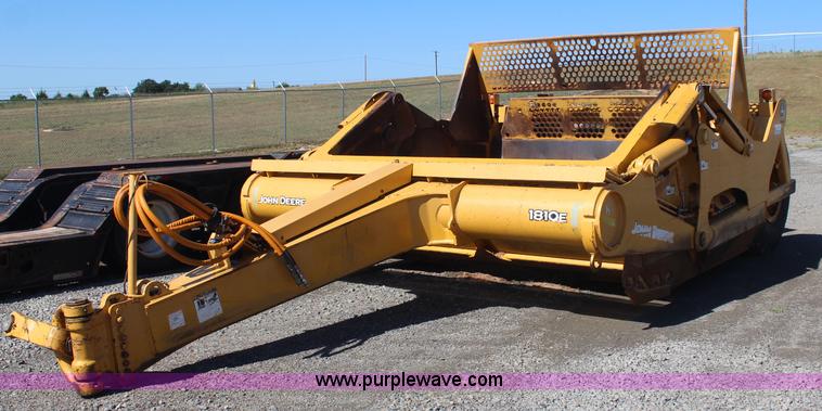 image for item J4477 2005 John Deere 1810E pan scraper