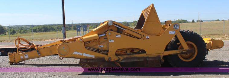 image for item J4477 2005 John Deere 1810E pan scraper