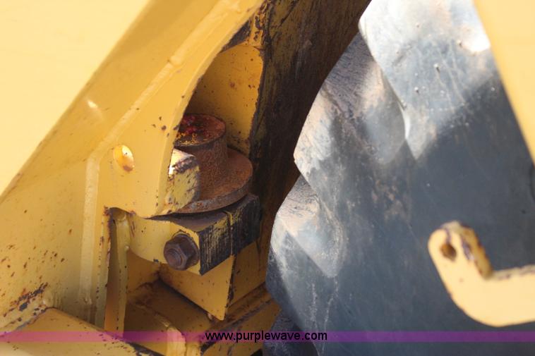 image for item J4477 2005 John Deere 1810E pan scraper