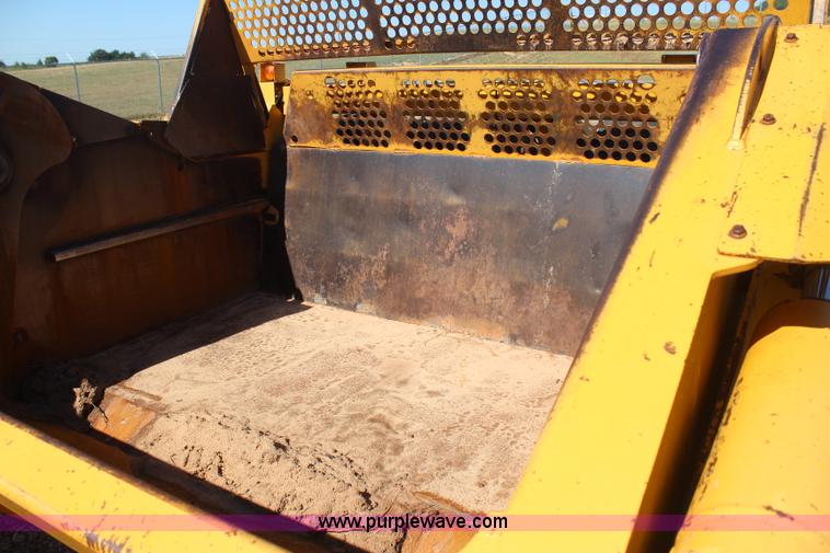 image for item J4477 2005 John Deere 1810E pan scraper