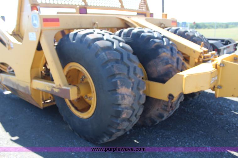 image for item J4477 2005 John Deere 1810E pan scraper