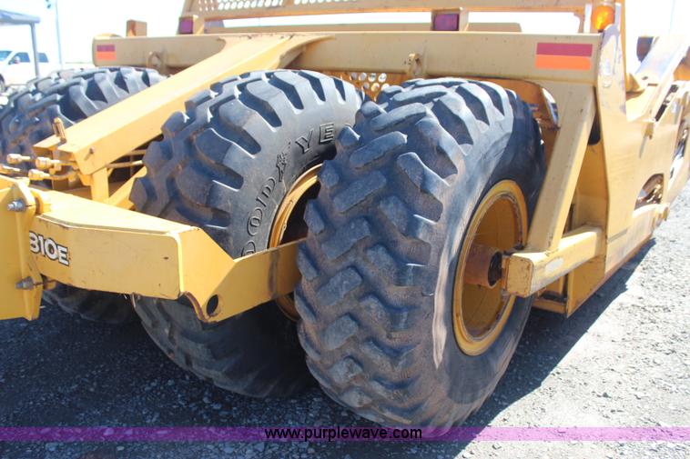 image for item J4477 2005 John Deere 1810E pan scraper