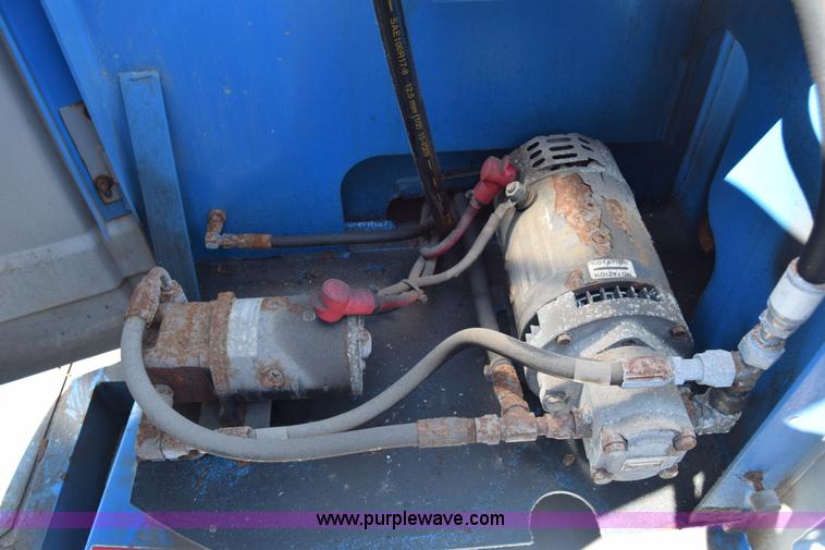 image for item J7768 2001 Genie Z-34/22 boom lift