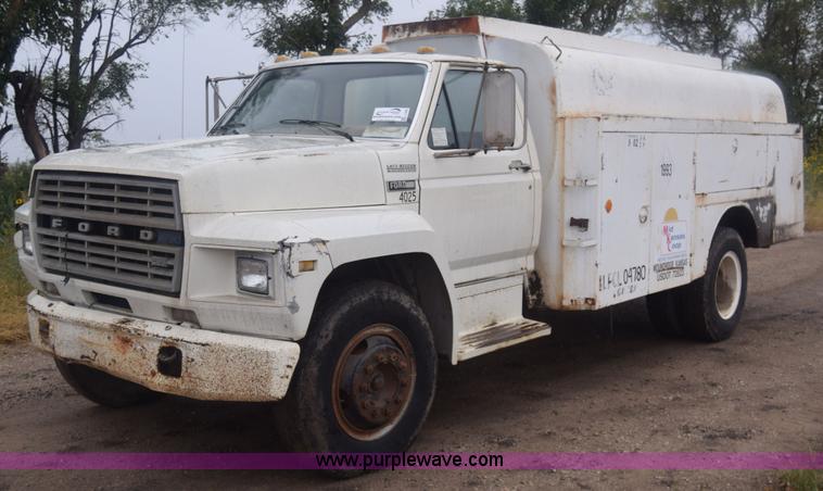 image for item J7808 1981 Ford F700 fuel truck
