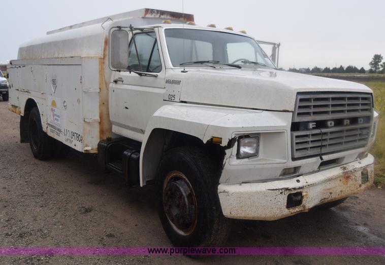 image for item J7808 1981 Ford F700 fuel truck