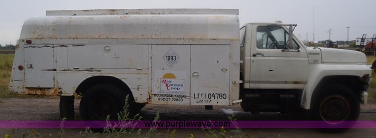 image for item J7808 1981 Ford F700 fuel truck