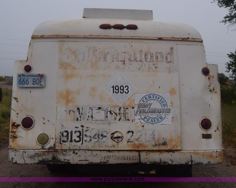 image for item J7808 1981 Ford F700 fuel truck