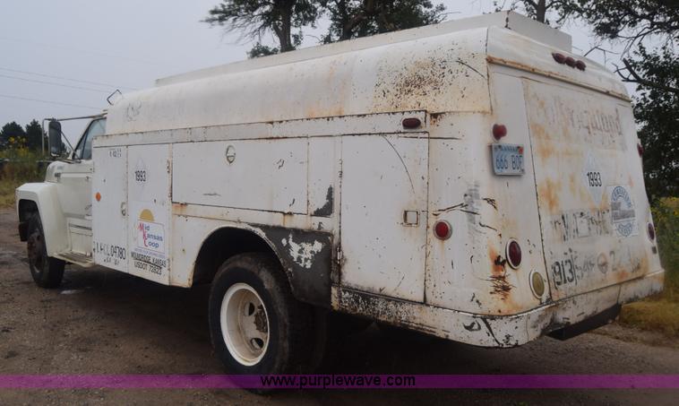 image for item J7808 1981 Ford F700 fuel truck