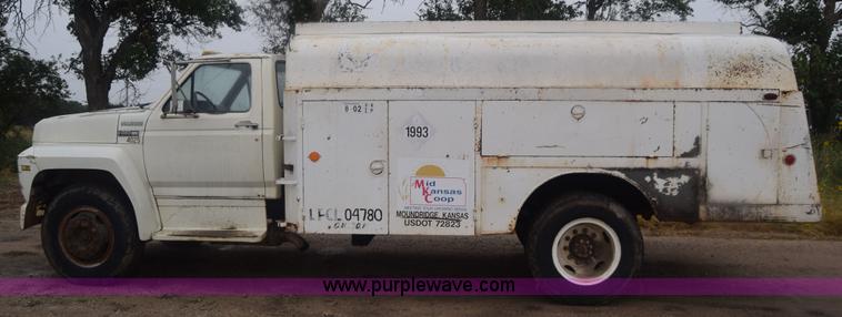 image for item J7808 1981 Ford F700 fuel truck