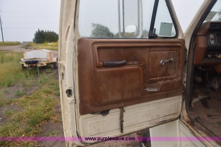 image for item J7808 1981 Ford F700 fuel truck