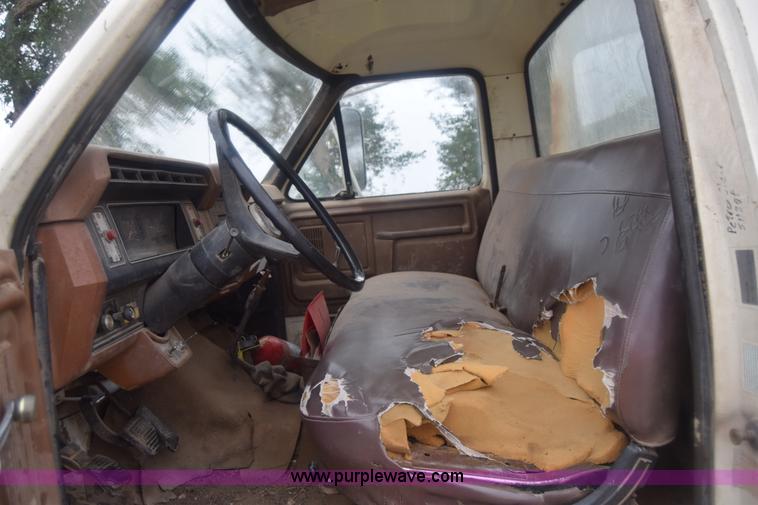 image for item J7808 1981 Ford F700 fuel truck