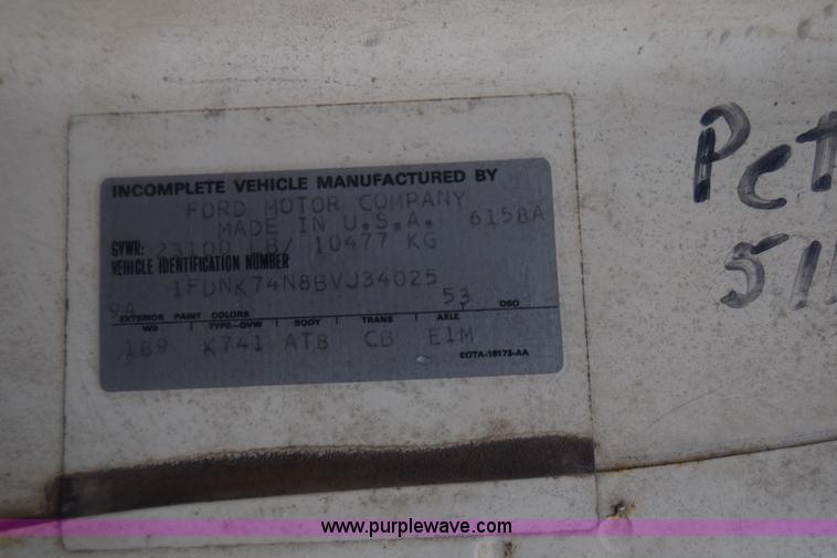 image for item J7808 1981 Ford F700 fuel truck