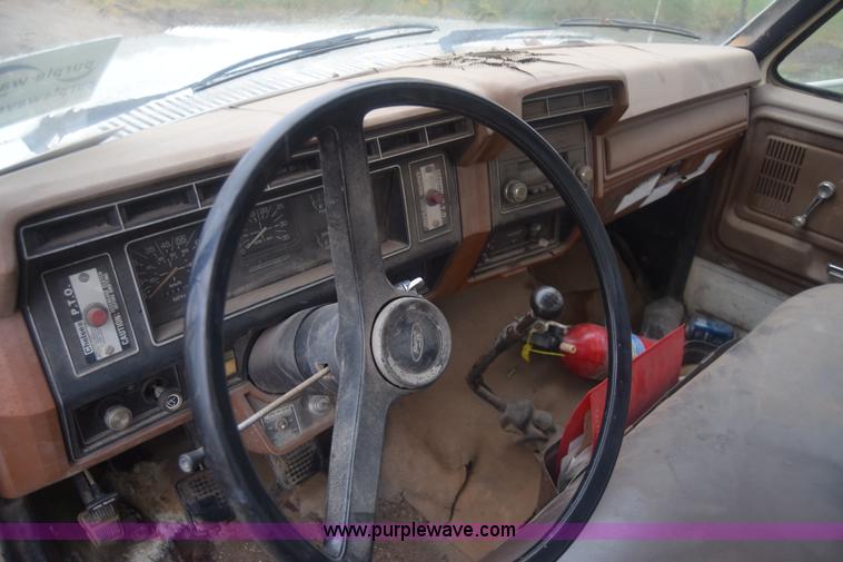 image for item J7808 1981 Ford F700 fuel truck