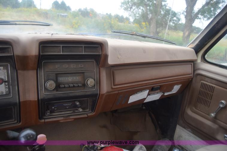 image for item J7808 1981 Ford F700 fuel truck