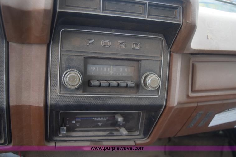 image for item J7808 1981 Ford F700 fuel truck