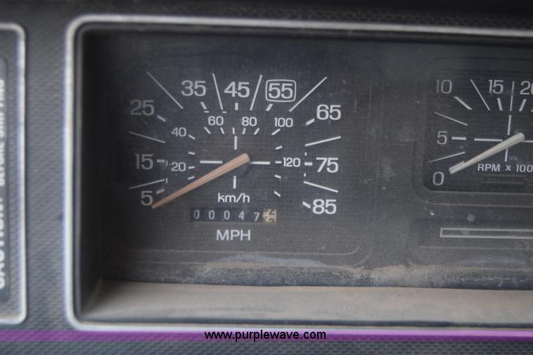 image for item J7808 1981 Ford F700 fuel truck