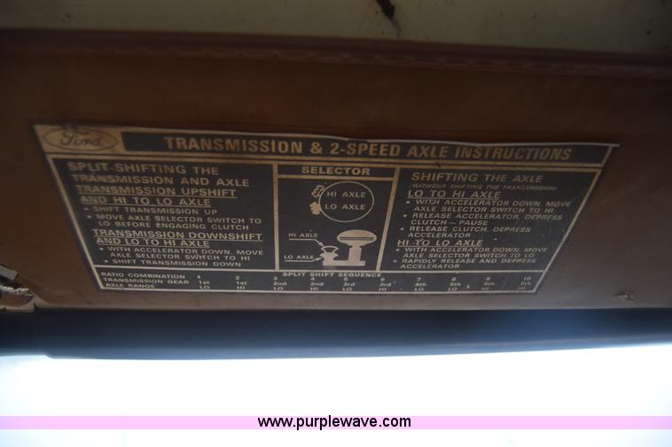 image for item J7808 1981 Ford F700 fuel truck