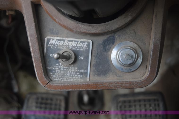 image for item J7808 1981 Ford F700 fuel truck