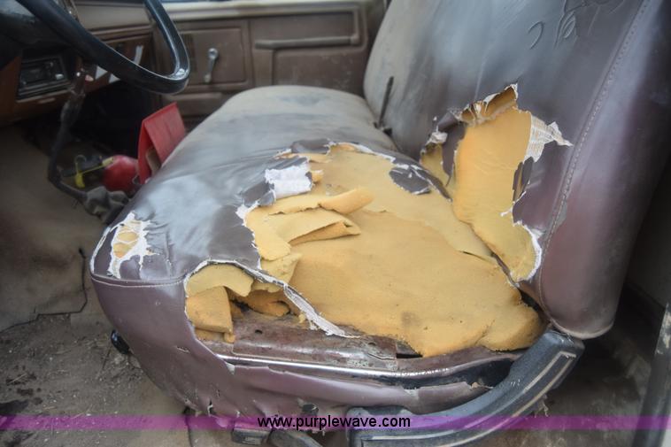 image for item J7808 1981 Ford F700 fuel truck