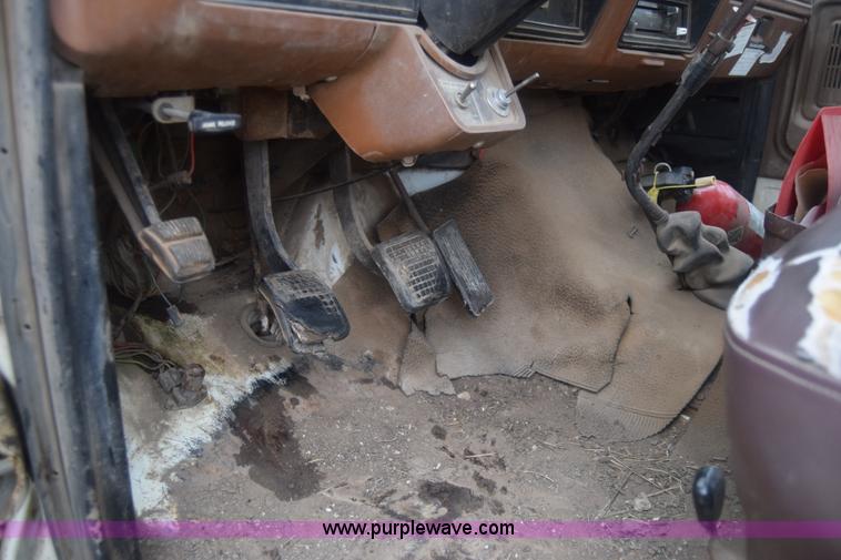 image for item J7808 1981 Ford F700 fuel truck