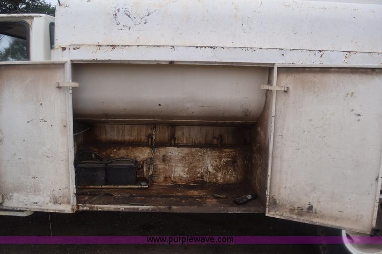 image for item J7808 1981 Ford F700 fuel truck