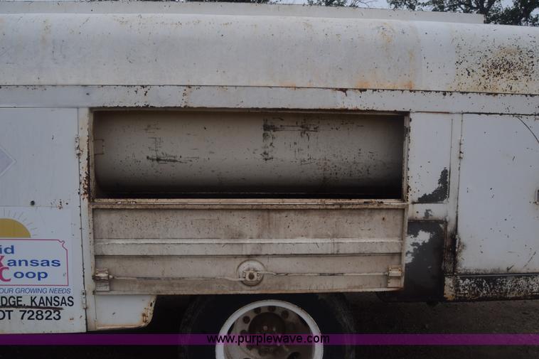 image for item J7808 1981 Ford F700 fuel truck