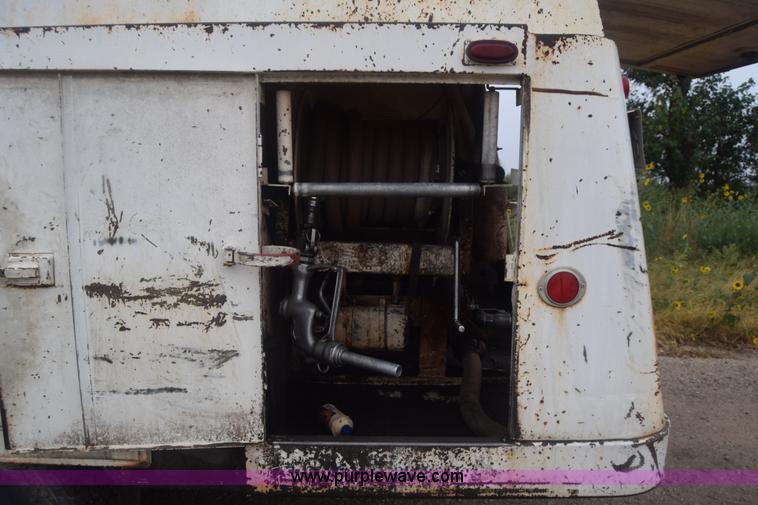 image for item J7808 1981 Ford F700 fuel truck