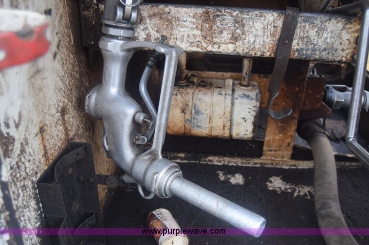 image for item J7808 1981 Ford F700 fuel truck