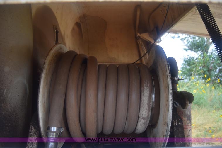 image for item J7808 1981 Ford F700 fuel truck