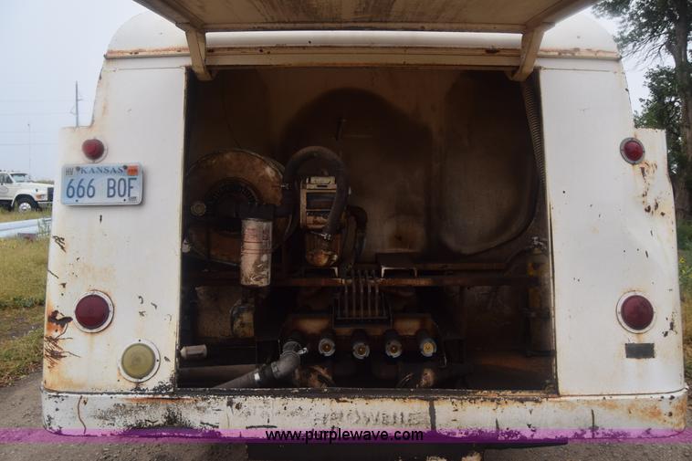 image for item J7808 1981 Ford F700 fuel truck