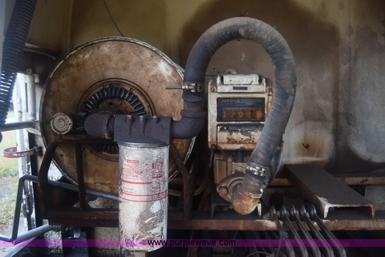 image for item J7808 1981 Ford F700 fuel truck