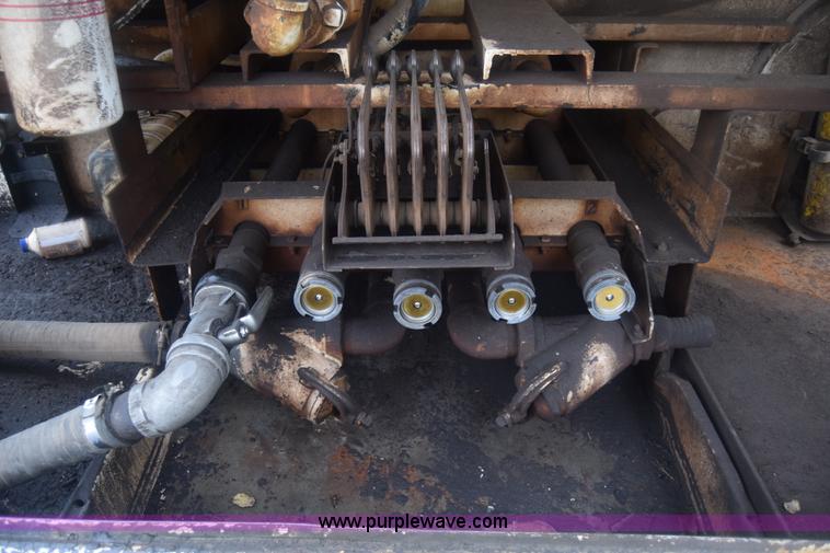 image for item J7808 1981 Ford F700 fuel truck