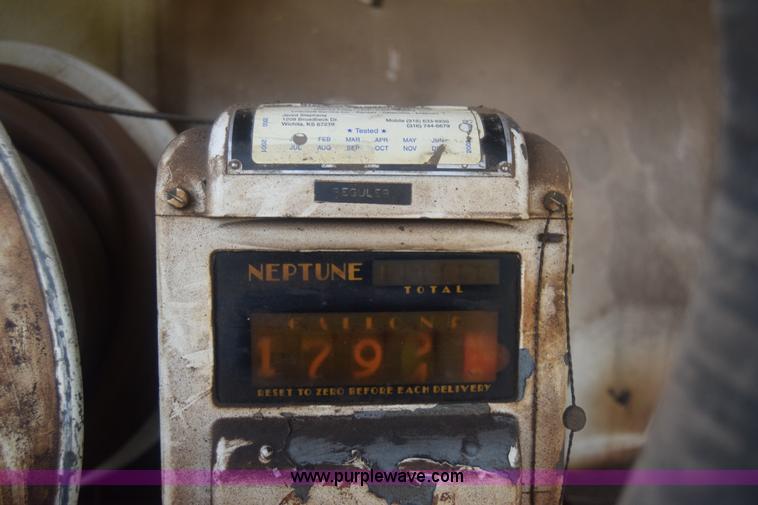 image for item J7808 1981 Ford F700 fuel truck