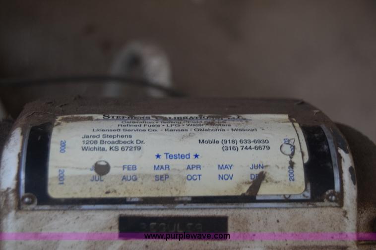 image for item J7808 1981 Ford F700 fuel truck