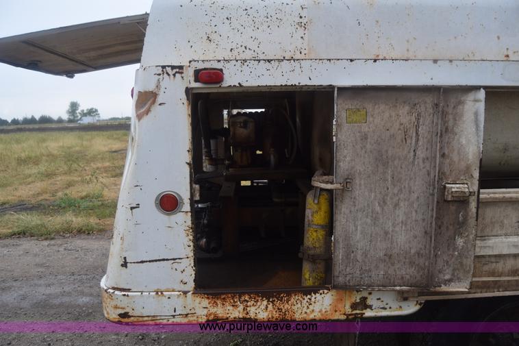 image for item J7808 1981 Ford F700 fuel truck