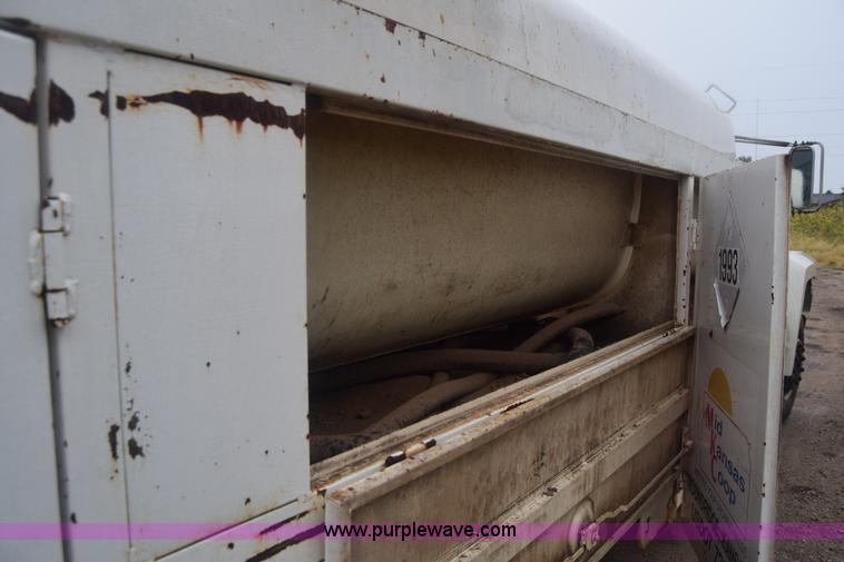 image for item J7808 1981 Ford F700 fuel truck