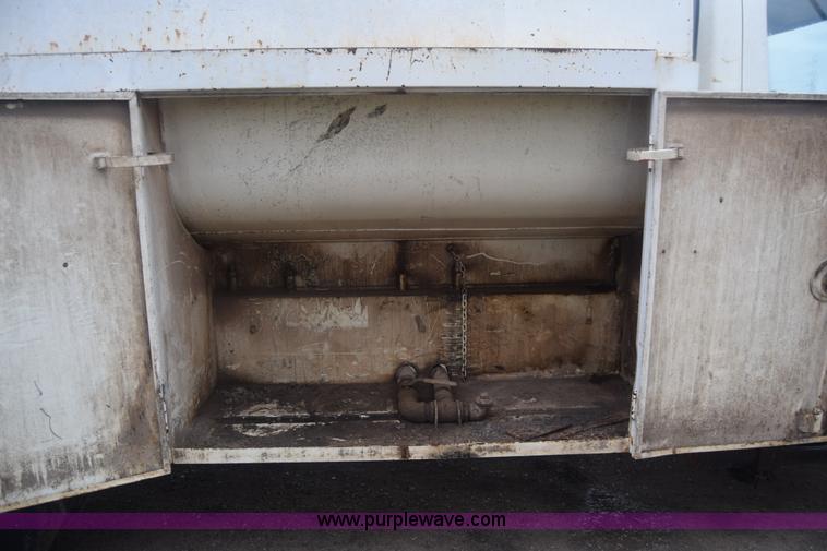 image for item J7808 1981 Ford F700 fuel truck