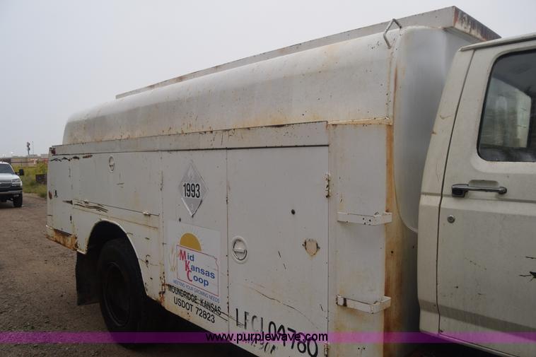 image for item J7808 1981 Ford F700 fuel truck