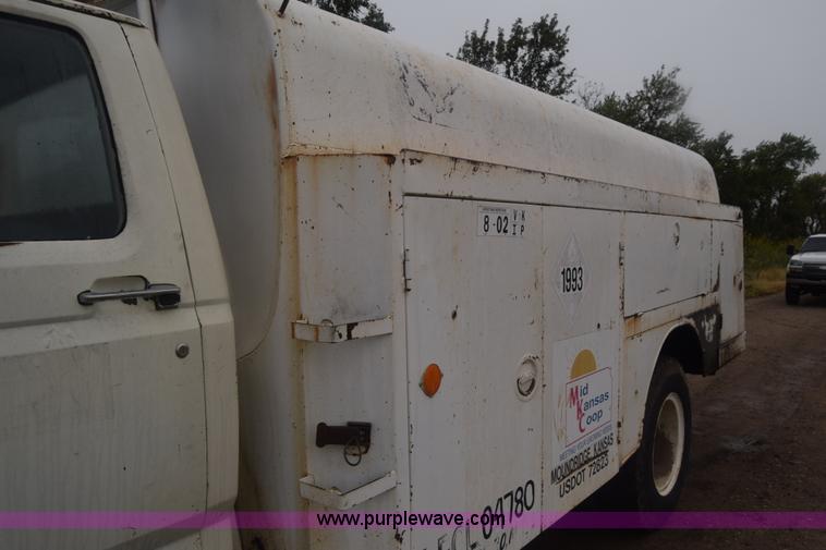 image for item J7808 1981 Ford F700 fuel truck