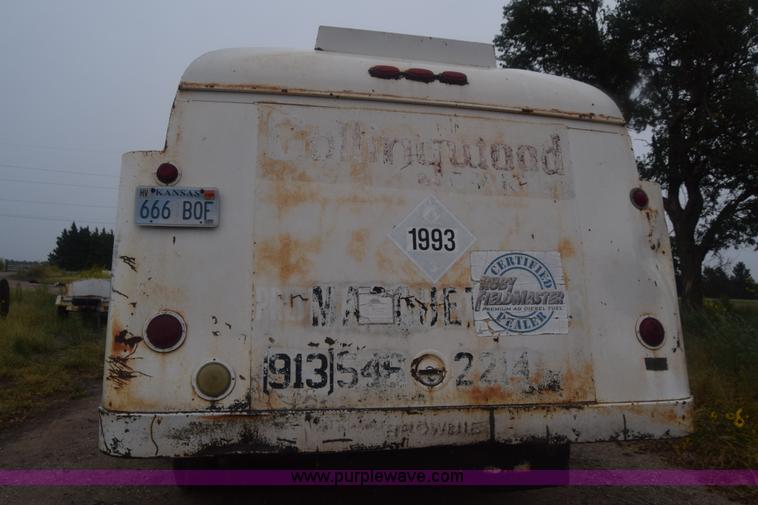 image for item J7808 1981 Ford F700 fuel truck