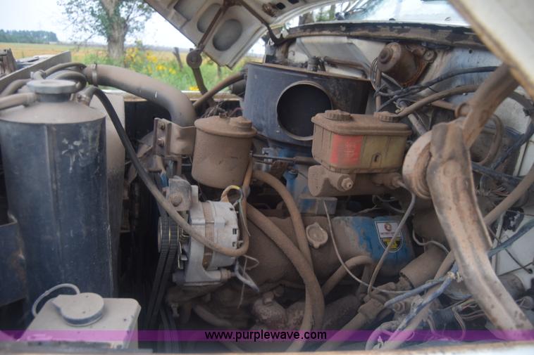 image for item J7808 1981 Ford F700 fuel truck