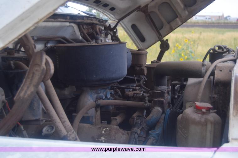 image for item J7808 1981 Ford F700 fuel truck