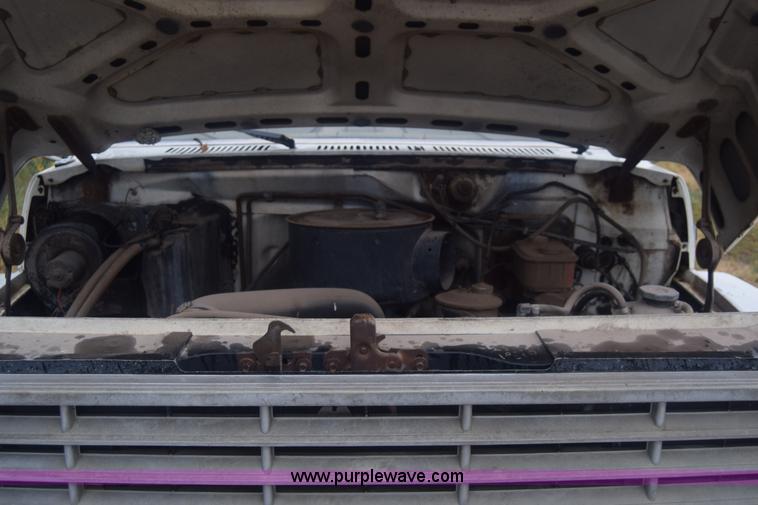 image for item J7808 1981 Ford F700 fuel truck