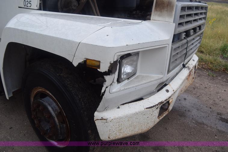 image for item J7808 1981 Ford F700 fuel truck
