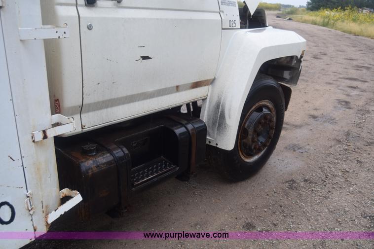 image for item J7808 1981 Ford F700 fuel truck