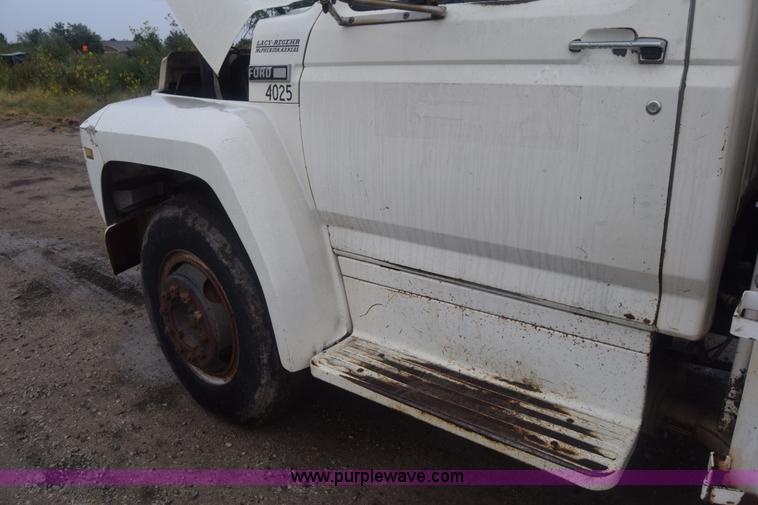 image for item J7808 1981 Ford F700 fuel truck