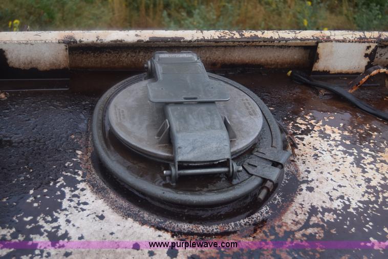 image for item J7808 1981 Ford F700 fuel truck