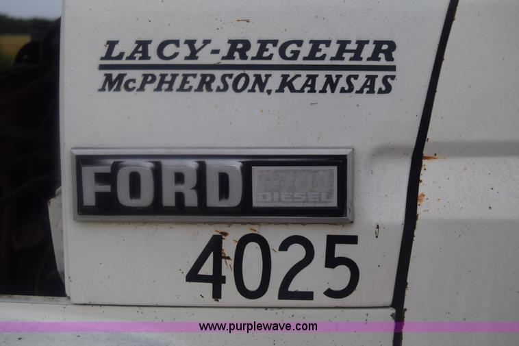 image for item J7808 1981 Ford F700 fuel truck