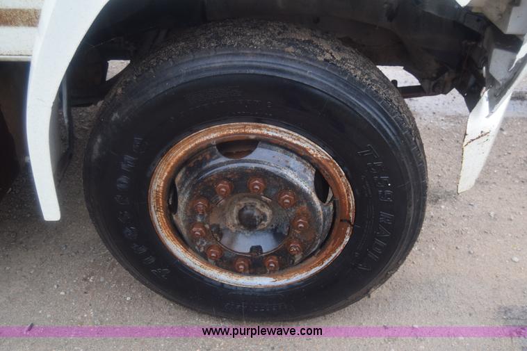 image for item J7808 1981 Ford F700 fuel truck